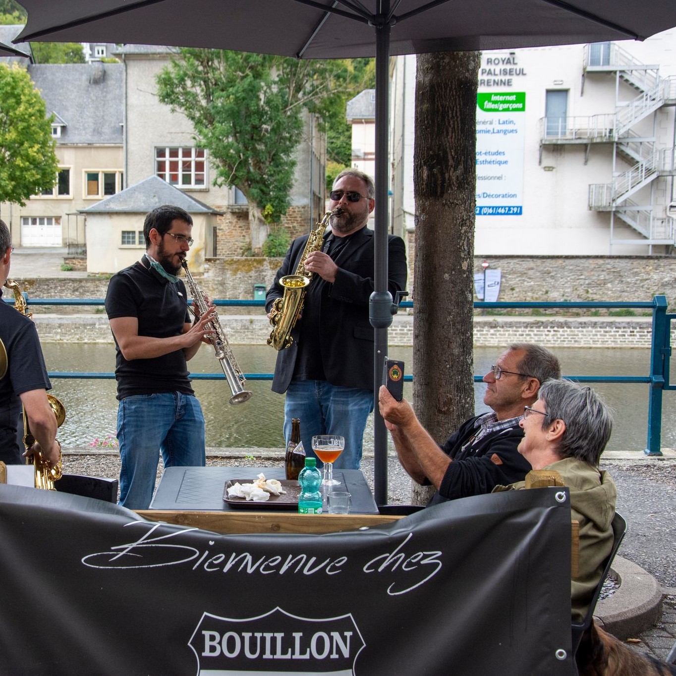 All four sax jouant pour un public curieux en terrasse